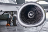 servis leteckých motorů - otevřené panely velkého motoru zaparkovaných letadel. nikdo