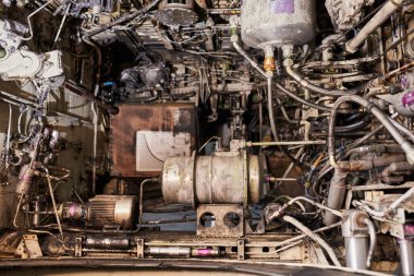 Uçağın ana iniş takımları içeride. Kimse.