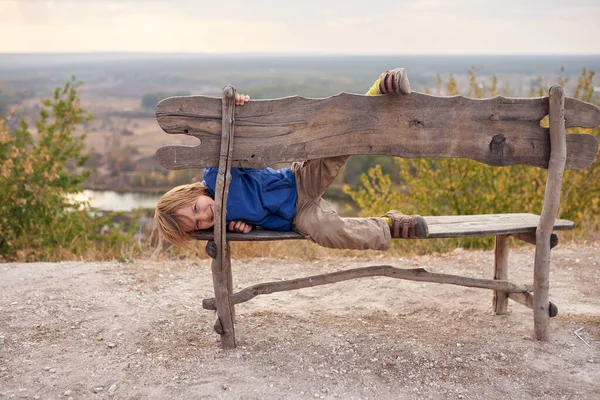 Retrato Niño Feliz Años Sentado Banco Madera Aire Libre — Foto de Stock