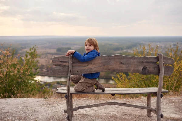 Porträt Eines Glücklichen Jährigen Jungen Der Auf Einer Holzbank Freien — Stockfoto