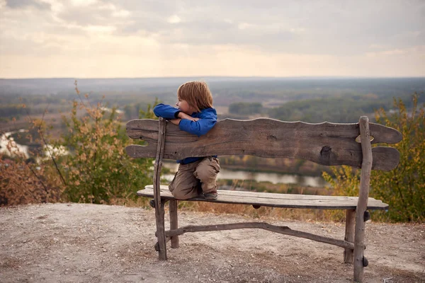 Porträt Eines Glücklichen Jährigen Jungen Der Auf Einer Holzbank Freien — Stockfoto