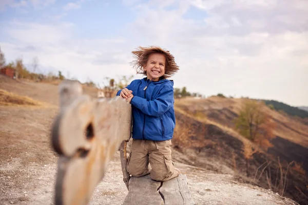 Retrato Niño Feliz Años Sentado Banco Madera Aire Libre — Foto de Stock