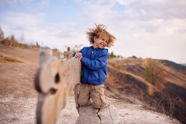 Porträt Eines Glücklichen Jährigen Jungen Der Auf Einer Holzbank Freien — Stockfoto
