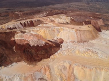 Kuvars kum ocağının üzerinde hava manzarası. Ukrayna 'da sanayi bölgesi. Kimse.