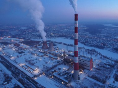 Geceleri büyük şehir fabrikasından gelen hava kirliliğinin görüntüsü. Kış zamanı.