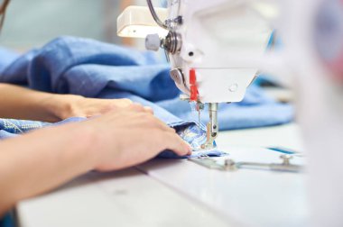 Endüstriyel dikiş makinesi ve el terzisi. Yakın plan..