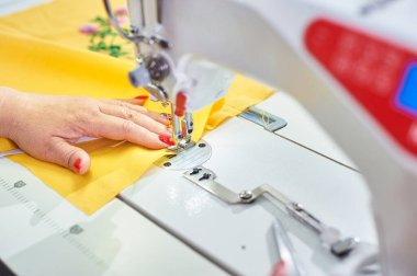 Endüstriyel dikiş makinesi ve el terzisi. Yakın plan..