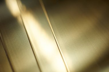 Bir sürü pirinç çarşaf, depo pirinç plakaları. Kapat.