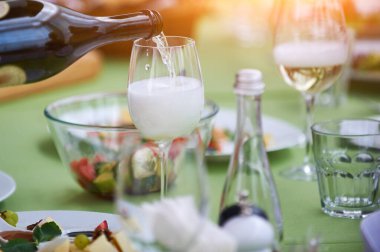 Şampanya ziyafeti, cam yemek..