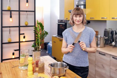 Mutfaktaki çekici kadın..