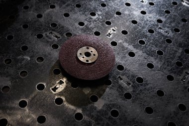 Metal işleme ve kaynak yapmak için fabrikada birçok deliği ve zümrüt tekerleği olan metal tezgah..