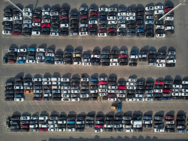 Kullanılmış hurda otomobil deposunun hava görüntüsü.