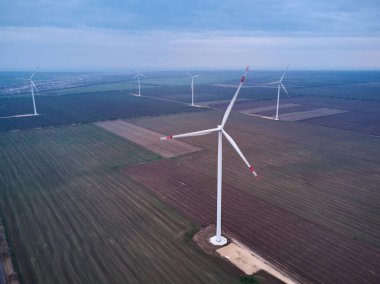 Alandaki rüzgar türbinlerinin hava görüntüsü..