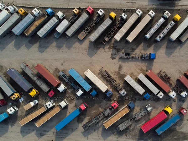 Vista Aérea Estacionamento Caminhões Prontos Para Carregar Contêineres Entrega — Fotografia de Stock