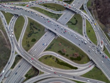 İHA 'dan şehirdeki bir yol kavşağına hava görüntüsü.