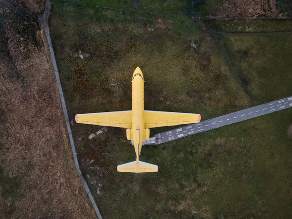 Вид Беспилотника Маленького Старого Реактивного Желтого Пассажирского Самолета Стоящего Поле — стоковое фото