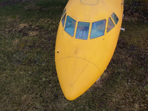 Luftaufnahme Von Der Drohne Eines Kleinen Alten Strahlgelben Passagierflugzeugs Cockpit — Stockfoto