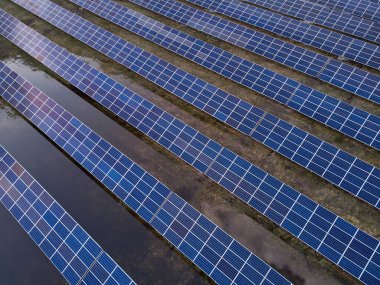 Güneş enerjisi üretimi için alandaki güneş enerjisi istasyonunun hava görüntüsü. Kimse yok.