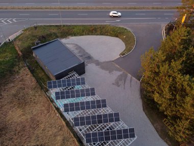 Otoyol yakınındaki elektrikli araçlar için güneş paneli şarj istasyonu, insan yok.