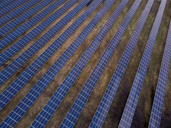 Luchtfoto Van Een Zonnecentrale Het Veld Voor Opwekking Van Zonne — Stockfoto