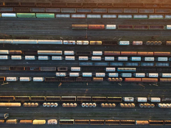 Bovenaanzicht Vanuit Lucht Van Spoorwagons Vrachttreinen Bij Zonsondergang — Stockfoto