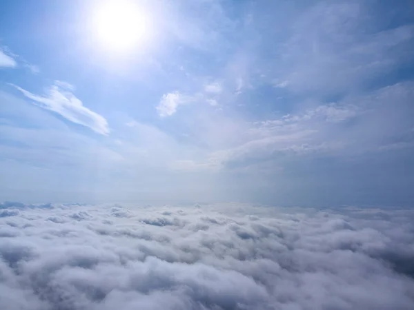 Güneşli Bir Günde Bulutların Üzerinde Bir Dronun Manzarası — Stok fotoğraf