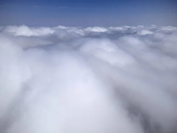 Güneşli Bir Günde Bulutların Üzerinde Bir Dronun Manzarası — Stok fotoğraf