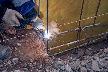 Temeldeki takviyeden kaynaklanan çerçeve, yakın plan.