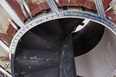 Yapım ve yenileme aşamasındaki evde sarmal merdiven var.