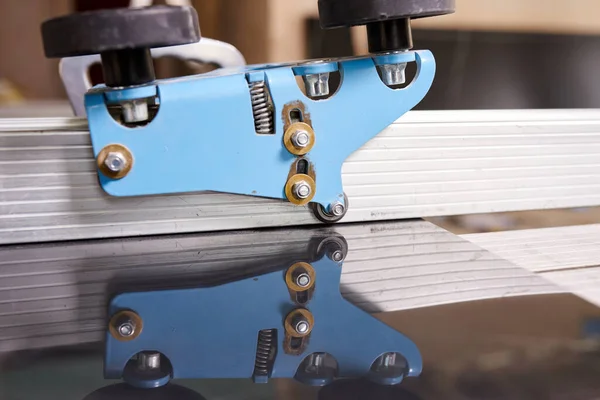 Profesyonel seramik kesici ve seramik kaplama. İnsanları yaklaştırmayın.