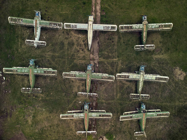 Старый заброшенный аэродром с брошенными самолетами. Вид с воздуха с беспилотника