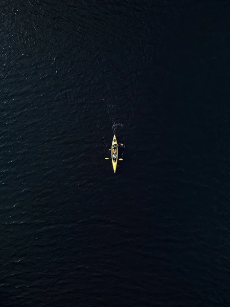 Koyu Mavi Göl Suyunda Sarı Kano Manzarası Drone Fotoğrafı — Stok fotoğraf