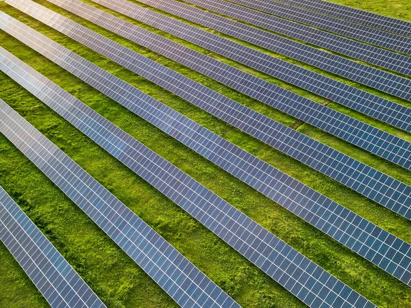 晴れた日の緑の牧草地での太陽光発電所の空中ビュー — ストック写真