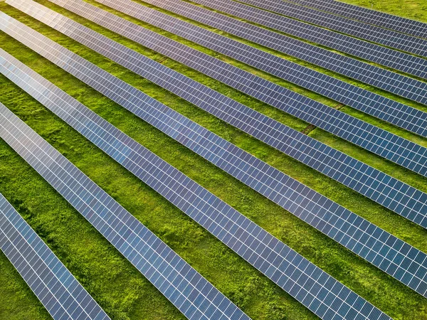 Luchtfoto Van Zonnecentrale Groene Weide Zonnige Dag — Stockfoto