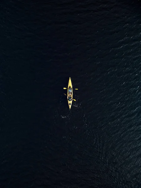 Luftaufnahme Eines Gelben Kajaks Dunkelblauen Wasser Des Sees Drohnenfoto — Stockfoto