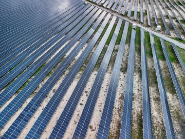 Çöldeki güneş paneli üssünün hava görüntüsü. Drone fotoğrafı