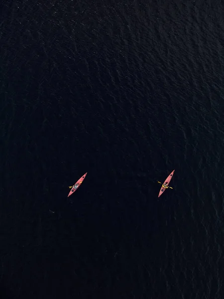 Koyu Mavi Göl Suyundaki Iki Kırmızı Kanonun Hava Manzarası Drone — Stok fotoğraf