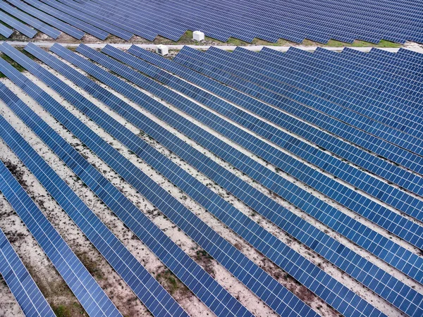 Çöldeki Güneş Paneli Üssünün Hava Görüntüsü Drone Fotoğrafı — Stok fotoğraf