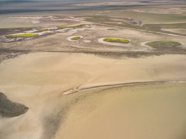 Azov Denizi yakınlarındaki Sivash tuz gölü üzerindeki adaların ve sığ suların havadan görünüşü