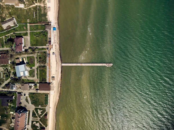 アゾフ海にコンクリート製の桟橋とターコイズブルーの水の空中トップビュー — ストック写真