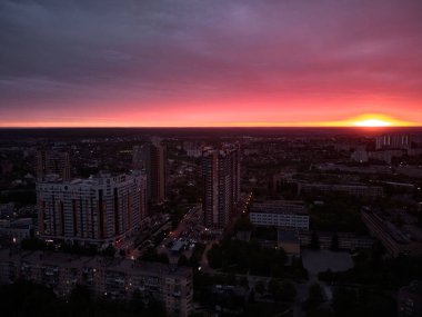 Kharkiv şehrine karşı kırmızı günbatımı gökyüzü insansız hava aracı görüntüsü
