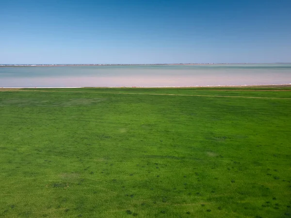 Bovenaanzicht Van Groen Veld Bij Blauwe Zee Met Blauwe Bewolkte — Stockfoto