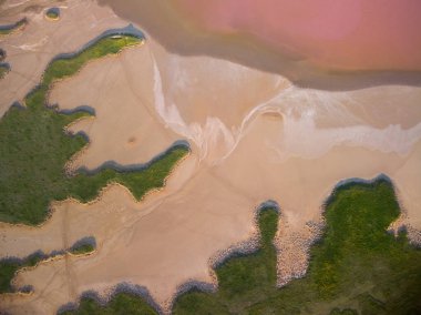 Pembe bir tuz gölünün havadan görünüşü. Azov Ukrayna