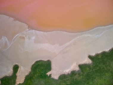Pembe bir tuz gölünün havadan görünüşü. Azov Ukrayna