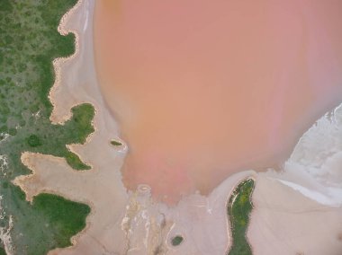 Pembe bir tuz gölünün havadan görünüşü. Azov Ukrayna