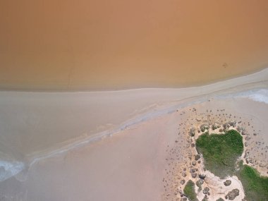 Pembe bir tuz gölünün havadan görünüşü. Azov Ukrayna