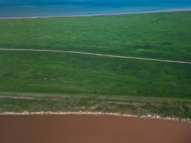 Pembe bir tuz gölünün havadan görünüşü. Azov Ukrayna