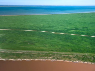 Pembe bir tuz gölünün havadan görünüşü. Azov Ukrayna