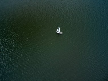 Gölde yüzen bir teknenin havadan görünüşü