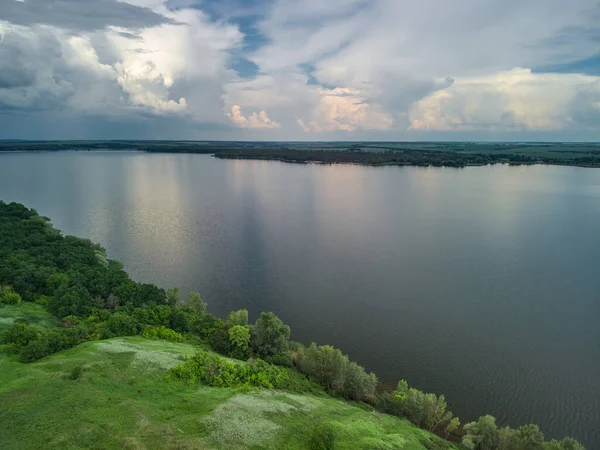 Widok Lotu Ptaka Turkusowe Jezioro Zielony Las Nad Zatoką — Zdjęcie stockowe
